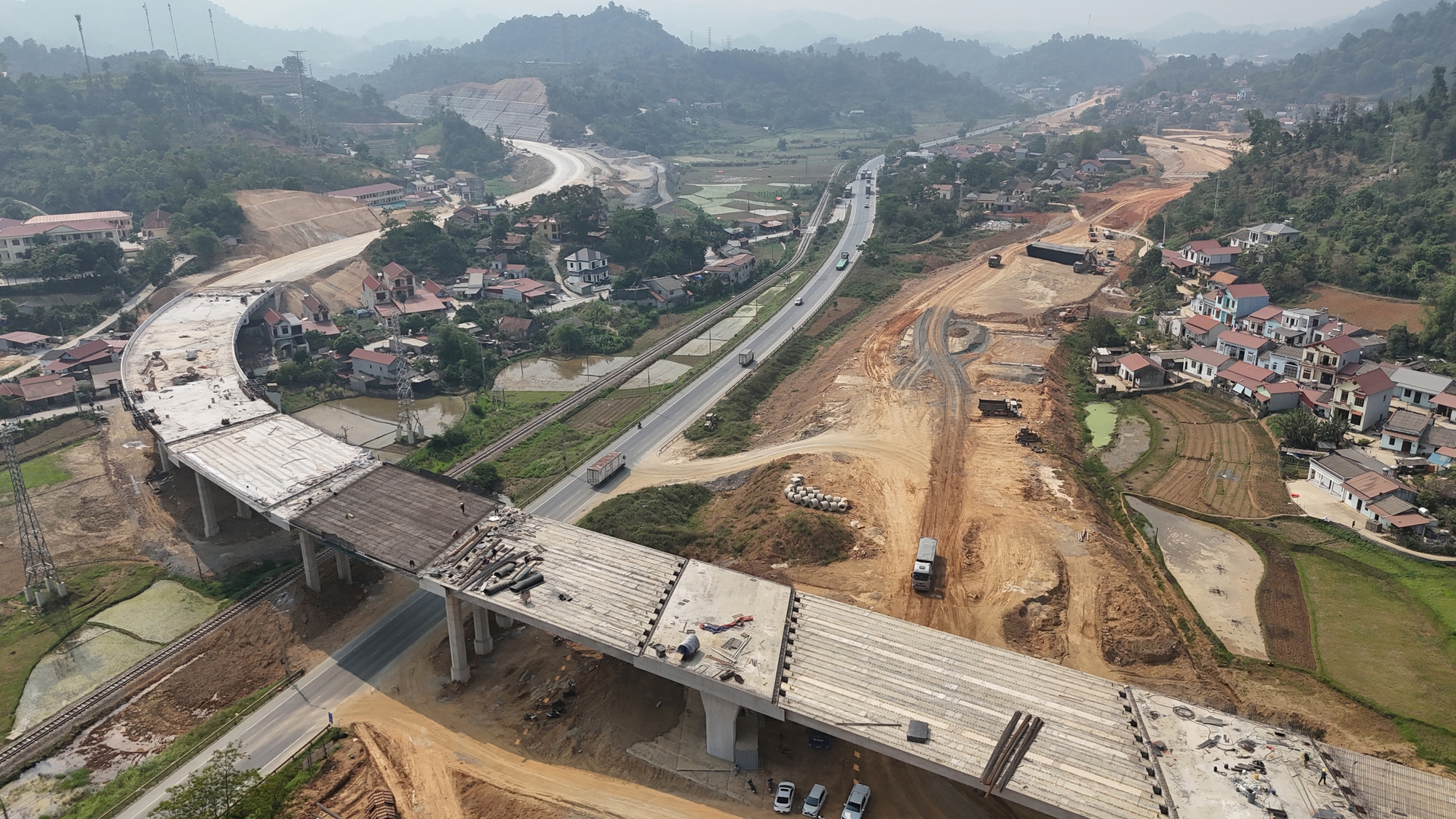 Nhiều kiến nghị để sớm đưa cao tốc Hữu Nghị - Chi Lăng và Đồng Đăng - Trà Lĩnh sớm về đích - Ảnh 1.
